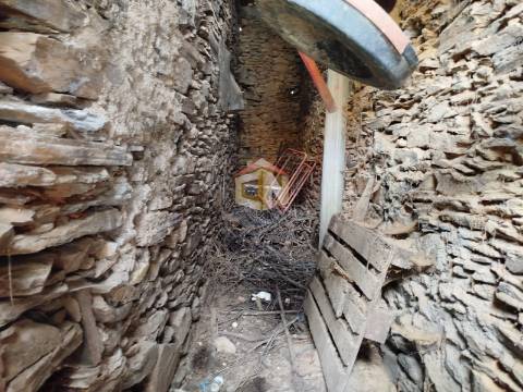 Moradia para reconstruir em Plena Serra de Malcata