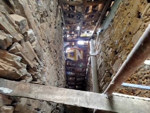 Moradia para reconstruir em Plena Serra de Malcata