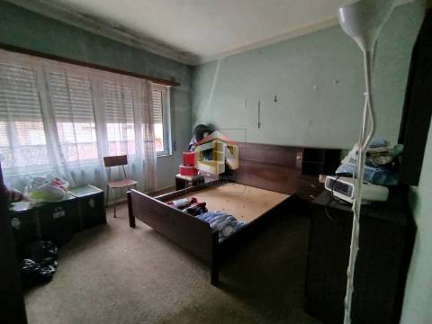 Prédio de 4 Andares com Loja/Escritório