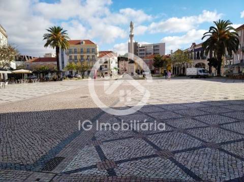 Arrenda Moradia T1 com varanda na Praça do Bocage.