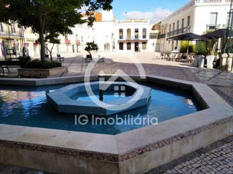 Arrenda Moradia T1 com varanda na Praça do Bocage.