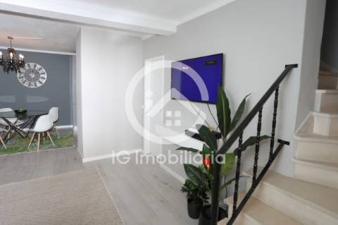 Arrenda Moradia T1 com varanda na Praça do Bocage.