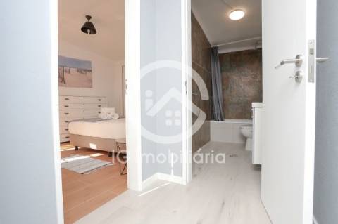 Arrenda Moradia T1 com varanda na Praça do Bocage.