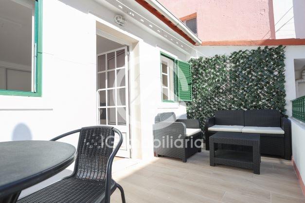 Arrenda Moradia T1 com varanda na Praça do Bocage.