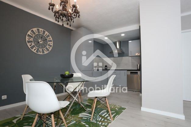 Arrenda Moradia T1 com varanda na Praça do Bocage.