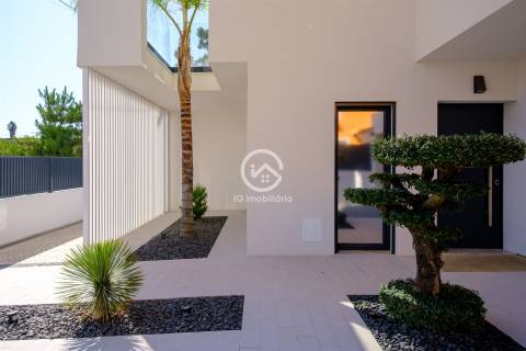 Moradia T4 independente em Aroeira com garagem e piscina.