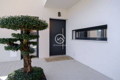 Moradia T4 independente em Aroeira com garagem e piscina.