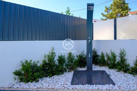 Moradia T4 independente em Aroeira com garagem e piscina.