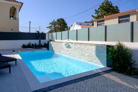 Moradia T4 independente em Aroeira com garagem e piscina.