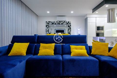 Moradia T4 independente em Aroeira com garagem e piscina.