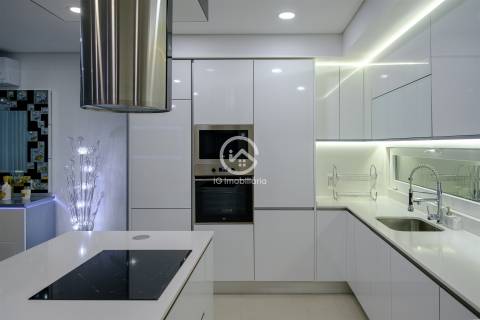 Moradia T4 independente em Aroeira com garagem e piscina.