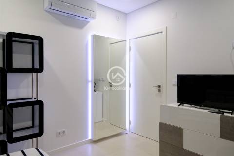 Moradia T4 independente em Aroeira com garagem e piscina.