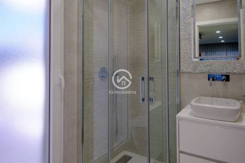 Moradia T4 independente em Aroeira com garagem e piscina.