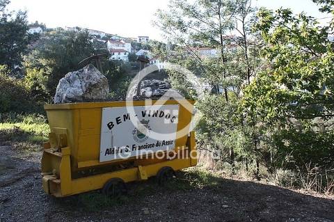 Vendo Moradia T3 geminada na Travessa dos Safreiros, Barroca Grande.