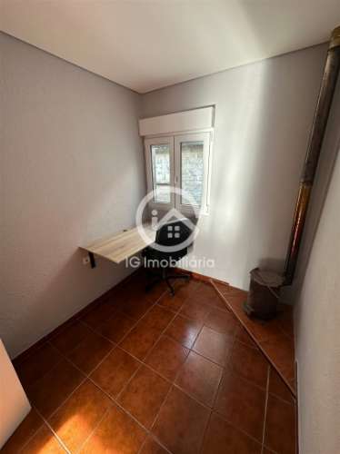 Vendo Moradia T3 geminada na Travessa dos Safreiros, Barroca Grande.