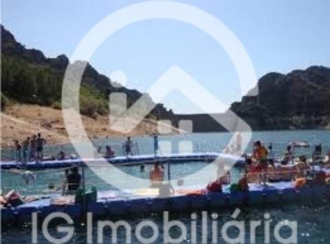 Vendo Moradia T3 geminada na Travessa dos Safreiros, Barroca Grande.