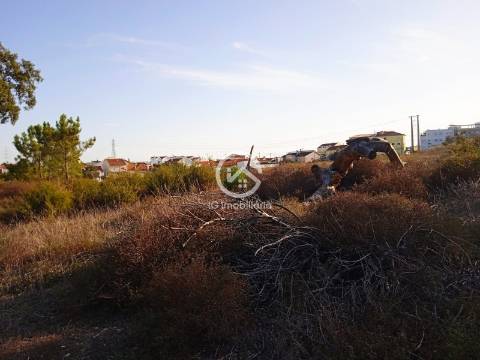 Terreno com 42.300m2 com ruína na Manteigadas em Setúbal.