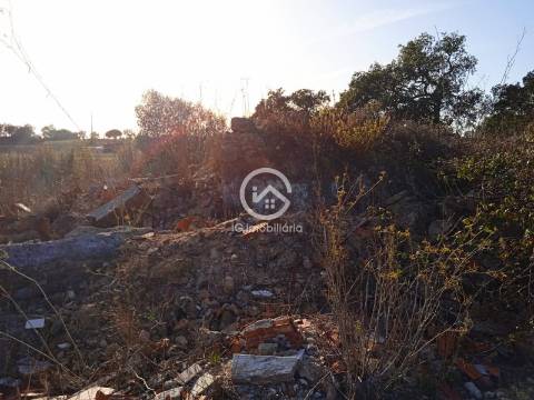 Terreno com 42.300m2 com ruína na Manteigadas em Setúbal.
