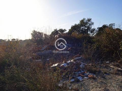 Terreno com 42.300m2 com ruína na Manteigadas em Setúbal.