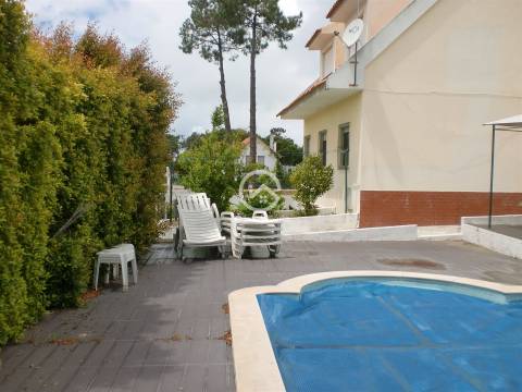 Moradia T6 com garagem e piscina em Lagoa de Albufeira