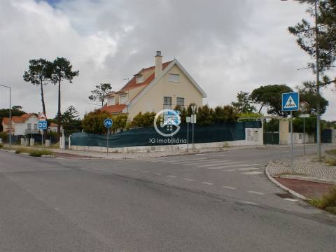 Moradia T6 com garagem e piscina em Lagoa de Albufeira