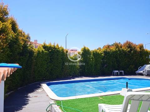 Moradia T6 com garagem e piscina em Lagoa de Albufeira