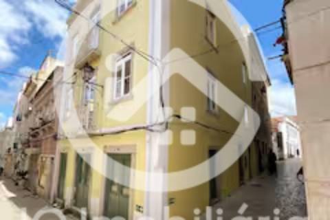 Apartamento T2 totalmente remodelado e com mobílias na Baixa de Setúbal.