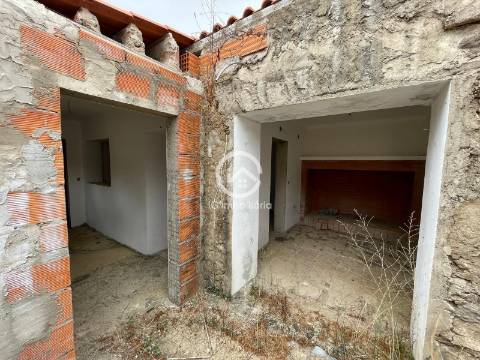 Moradia T2 com Quintal e Terreno - Corte Vicente Anes, Aljustrel
