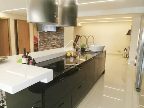 Moradia V5 com piscina e vista mar