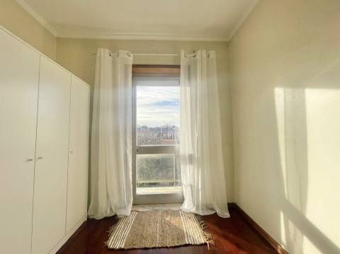 ARRENDAMENTO - Quarto em apartamento T4