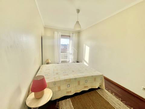 ARRENDAMENTO - Quarto em apartamento T4