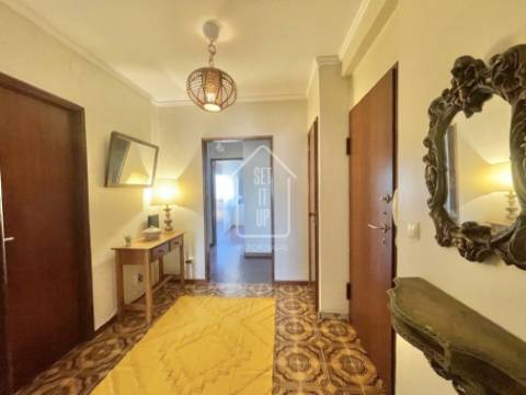 ARRENDAMENTO - Quarto em apartamento T4