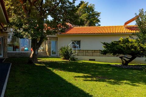 Viva o Sonho: Moradia de Luxo T4 térrea, com Piscina, Campo de Ténis, Sala de Cinema - Vila do Conde