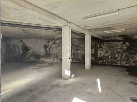 Garagem/Armazém Amplo e Versátil em Rio Tinto, Gondomar