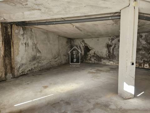 Garagem/Armazém Amplo e Versátil em Rio Tinto, Gondomar