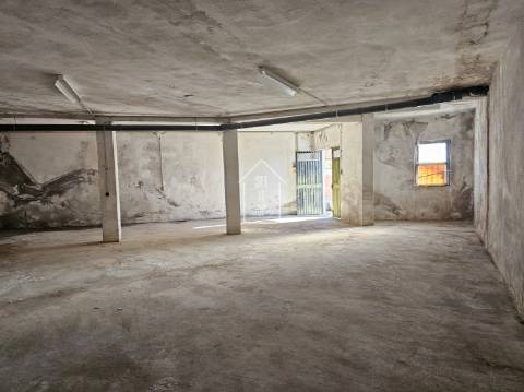 Garagem/Armazém Amplo e Versátil em Rio Tinto, Gondomar