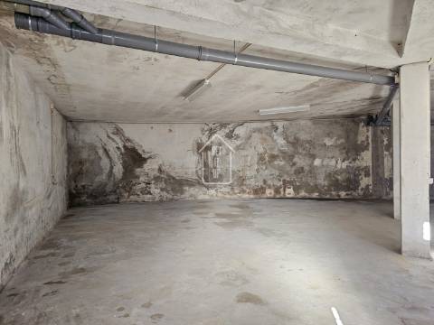 Garagem/Armazém Amplo e Versátil em Rio Tinto, Gondomar