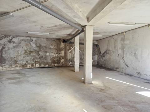 Garagem/Armazém Amplo e Versátil em Rio Tinto, Gondomar