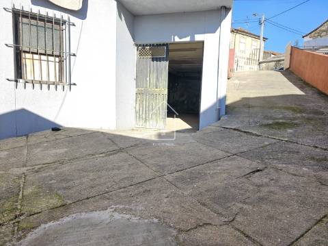 Garagem/Armazém Amplo e Versátil em Rio Tinto, Gondomar
