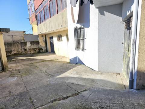 Garagem/Armazém Amplo e Versátil em Rio Tinto, Gondomar