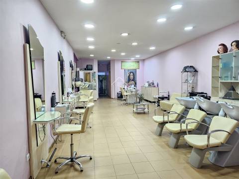 Loja Versátil - Terraço e Duas Frentes, Paranhos – Perfeita para Habitação, Investimento ou Negócio!