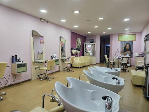 Loja Versátil - Terraço e Duas Frentes, Paranhos – Perfeita para Habitação, Investimento ou Negócio!