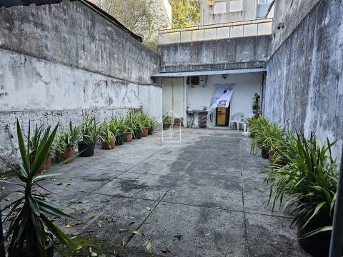 Loja Versátil - Terraço e Duas Frentes, Paranhos – Perfeita para Habitação, Investimento ou Negócio!