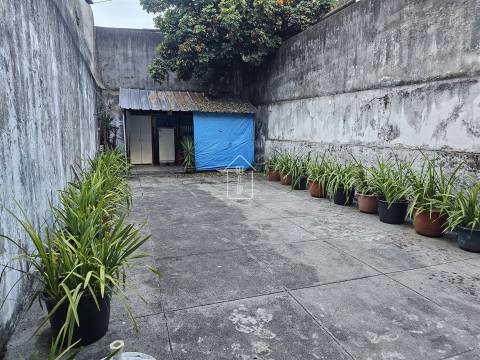 Loja Versátil - Terraço e Duas Frentes, Paranhos – Perfeita para Habitação, Investimento ou Negócio!