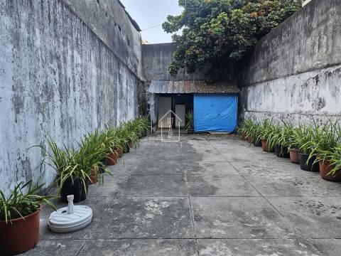 Loja Versátil - Terraço e Duas Frentes, Paranhos – Perfeita para Habitação, Investimento ou Negócio!