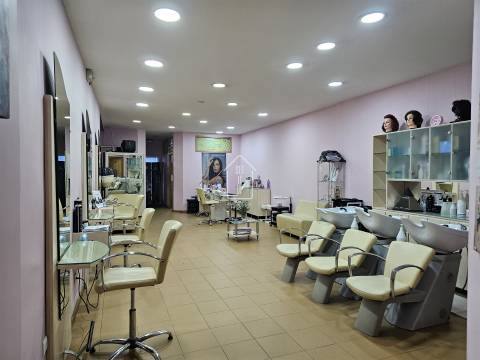 Loja Versátil - Terraço e Duas Frentes, Paranhos – Perfeita para Habitação, Investimento ou Negócio!