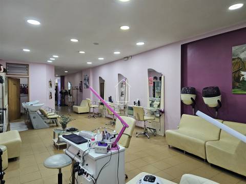 Loja Versátil - Terraço e Duas Frentes, Paranhos – Perfeita para Habitação, Investimento ou Negócio!