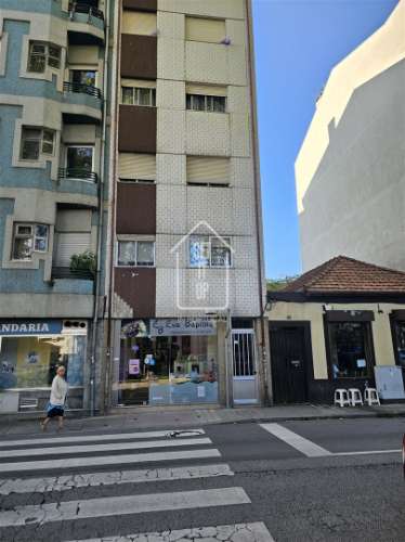 Loja Versátil - Terraço e Duas Frentes, Paranhos – Perfeita para Habitação, Investimento ou Negócio!