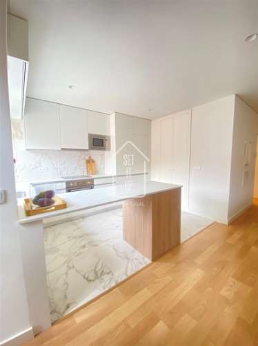 Apartamento T3 com Varanda, Garagem e Arrumos – Rua do Paraíso, Baixa do Porto