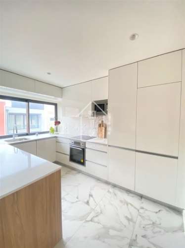 Apartamento T3 com Varanda, Garagem e Arrumos – Rua do Paraíso, Baixa do Porto